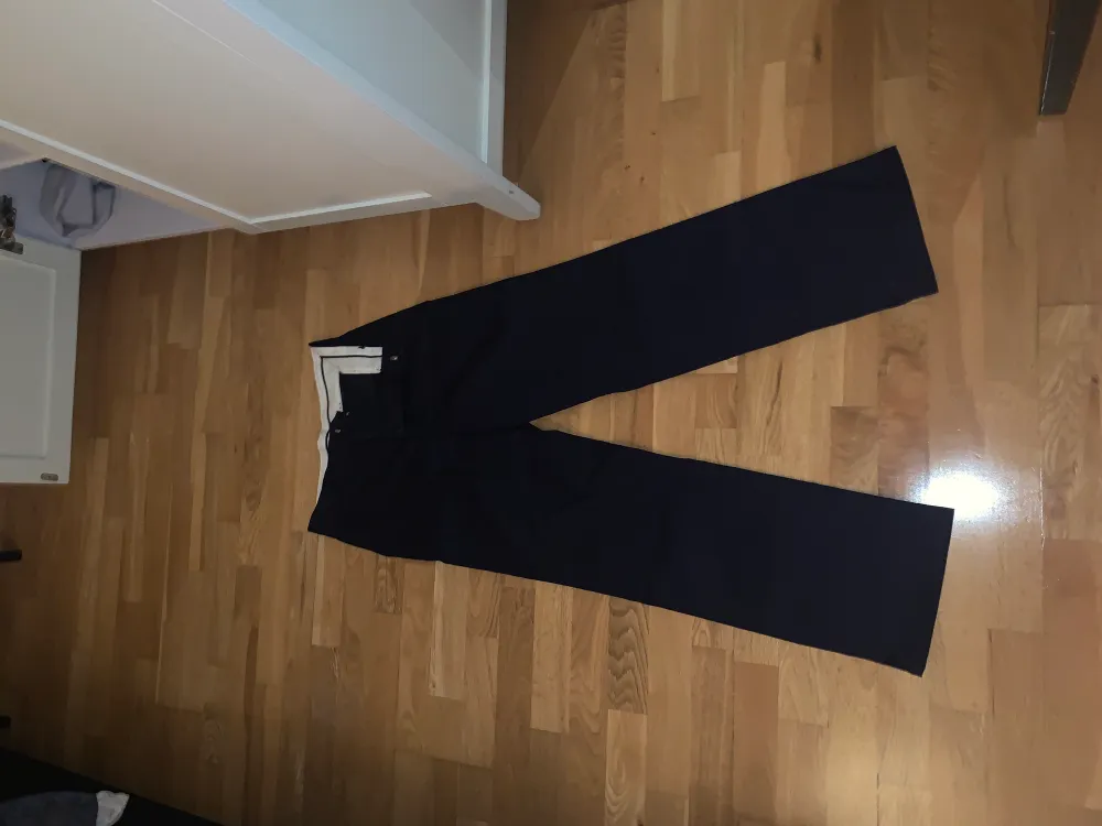 Mörkblåa kostym byxor 💙ser ut som svarta byxor 🖤köpta från h&m storlek 34! För 199kr är de köpta💙🖤😀. Jeans & Byxor.
