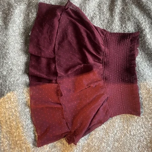 Söt volang kjol bikbok  - Super söt kjol från bik bok, stlk L men passar på M 