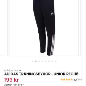 Adidas byxor från sportshoppen köptes för 330kr säljer för 100kr!🖤🤍storlek 152 alltså 11-12 years old 🥰vänd mobilen för att se bild 1&2!