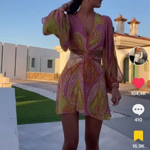 Slutsåld klänning från zara - Säljer denna jättefina klänning från Zara ❤️ Tyvärr passar inte klänningen mig så därför säljer jag den vidare, har ej använt den❤️ SÄLJER DIREKT FÖR 550 VID SNABBAFFÄR!!!