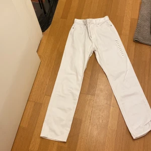 Vita jeans - Säljer nu mina regular fit-vita uniqlo byxor, använda ett par gånger men la tillbaka lappen. Skriv gärna om du har funderingar eller frågor.