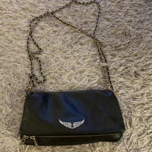 Zadig väska  - Säljer min fina zadig väska nu för fick en ny liknande väska. Den är använd mycket och är därför lite sliten, kedjan är lite rostig också men därför blir priset billigare. På bild 2-3 ser man det slitna detaljerna💗 Priset går att diskutera! 