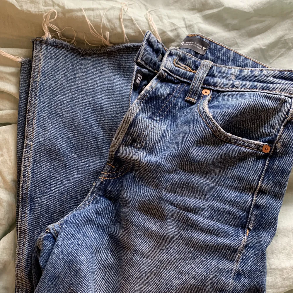 Mörkblåa jeans från zara i storlek 34. Är själv 160 och passar knappt. Säljs för 100kr plus frakt . Jeans & Byxor.