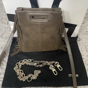 Maje väska - Köpt förra året i Maje butiken i Stockholm! Använt skick, finns en del defekter (skriv för bilder) Annars fin! Dustbag och långt band + kedja ingår                                        Pris går att diskutera!!💋💋