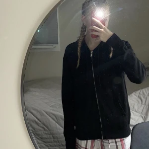 Huvtröja med dragkedja - En basic huvtröja med dragkedja från Hm😊