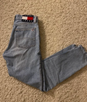 Tommy Hilfiger jeans i toppenskick! - Ljusblåa jeans från Tommy Hilfiger jeans.  Storlek W25 L32.   Modellnamn är High rise slim ankle och liknar Levis 501:or som referens.