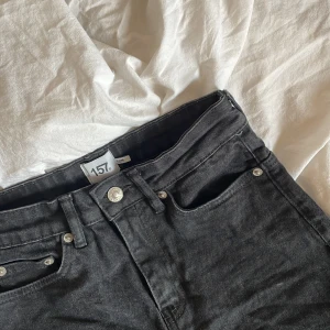 jeans - jeans ifrån lager 157 går nu att köpa. de är i nyskick, köpa de bara för några dagar sedan. säljer pga att jag tyckte att de inte riktigt var i min stil, men de är sjukt fina. (färgen är mycket svagare på bilden, de är svarta inte gråa) ord pris: 400kr