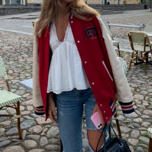 Jacka - Bomberjacka från Urban outfitters, fint skick. Nypris: 1200. Hör av dig vid intresse av fler bilder. Frakt står köparen för💗