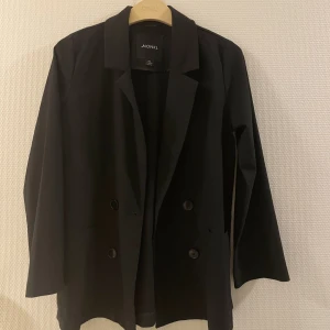 Kavaj - Väldigt bra skick, fåtal gånger använd. Storlek xxs men känns mer som xs