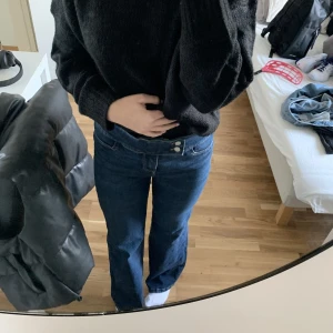 Bootcut jeans - Säljer dessa bootcut jeans från hm i stl 38! Säljer då det inte används särskilt mycket, inget fel på det! 