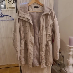 Jacka - Vindjacka. Fint skick. Använd ett fåtal gånger 