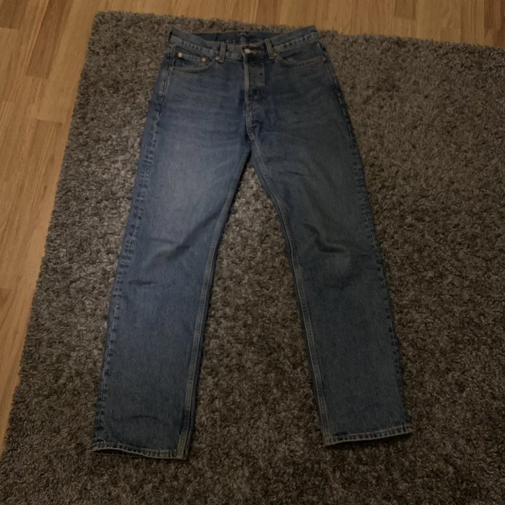Tjena! Säljer ett par jeans från weekday av modellen space. De är 28 i midjan och 32 i längd men skulle säga att de funkar om man har 30 i midjan. Inköpta för cirka 1 år sedan men endast använda vid ett fåtal tillfällen. Nypris 600kr. Cond 9/10. Jeans & Byxor.