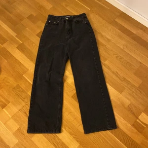 Jeans - Svart gråa jeans i bra skick från NA-KD. Säljs pga för liten strl. Strl på jeansen är i 34.