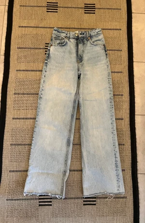 Vida jeans från Zara - Vida blåa jeans från Zara, använt några fåtal gånger,stl 36 men känns som 34/36