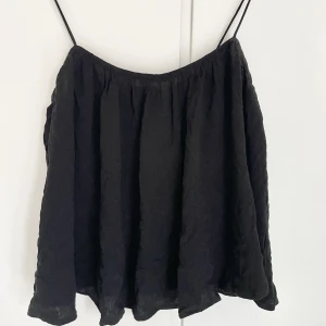 Fin sommrig topp💖 - Vacker topp i ett blus-aktigt tyg💫har använt fåtal gånger förra sommaren. Hör gärna av er!