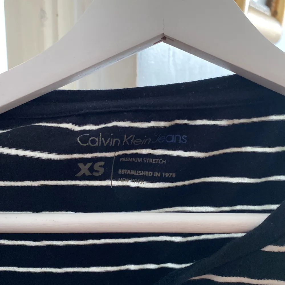 långärmad randig tröja från calvin klein   storlek xs men passar även s & ev m oxå🖤🧐🐊🍸❤️☠️. Tröjor & Koftor.