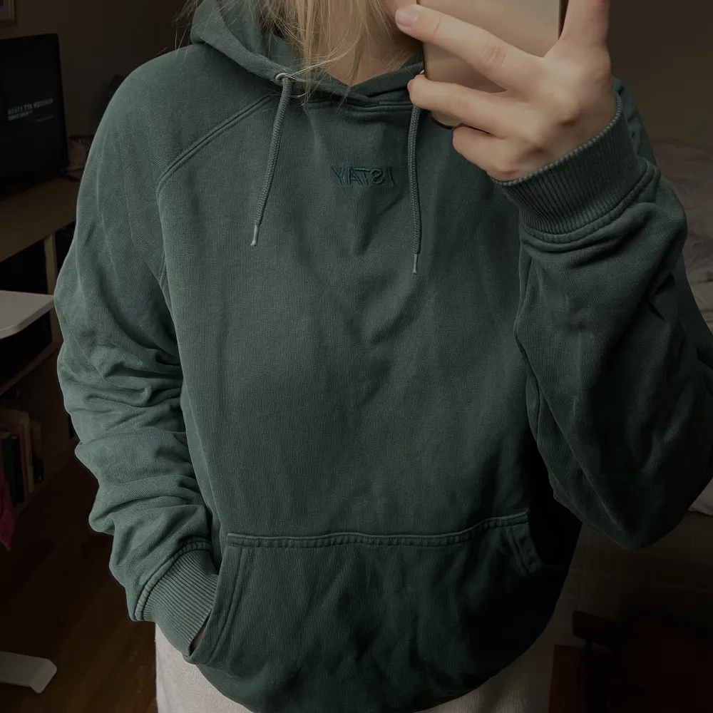 Har länge varit min favorithoodie, så himla fin och främhäver verkligen blå/gröna ögon! Har blivit för liten för mig nu💚säljer samma modell i vit också!. Hoodies.