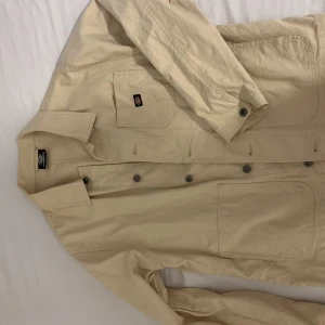 Dickies Jacka - Dickies vårjacka, storlek L Bra skick!!  nypris 550kr