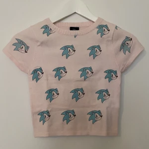 Drop Dead x Sonic Step it up stickad T-shirt  - Drop Dead x Sonic Step it up stickad T-shirt   Limited edition   Ovanlig och svår att hitta   Aldrig använd   Storlek 6 ( xs-s )