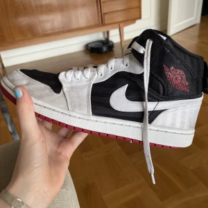 Air Jordan 1 mid - Äkta jordans som är slutsålda på Zalando. Nypris 1445 kr. Helt okej skick, dock lite slitet på längst bak på sulan. Finns kvitto men ingen skokartong.