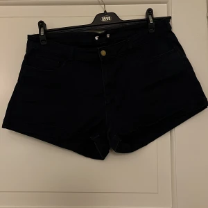 Mörkblå shorts🤍 - Mörkblå shorts. Från H&M, storlek 42. Använda men i gott skick. Kan mötas i Göteborg eller skicka, köparen står för frakt. 
