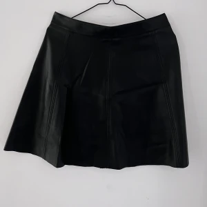 kort skinnkjol - skinn imitation  HM 