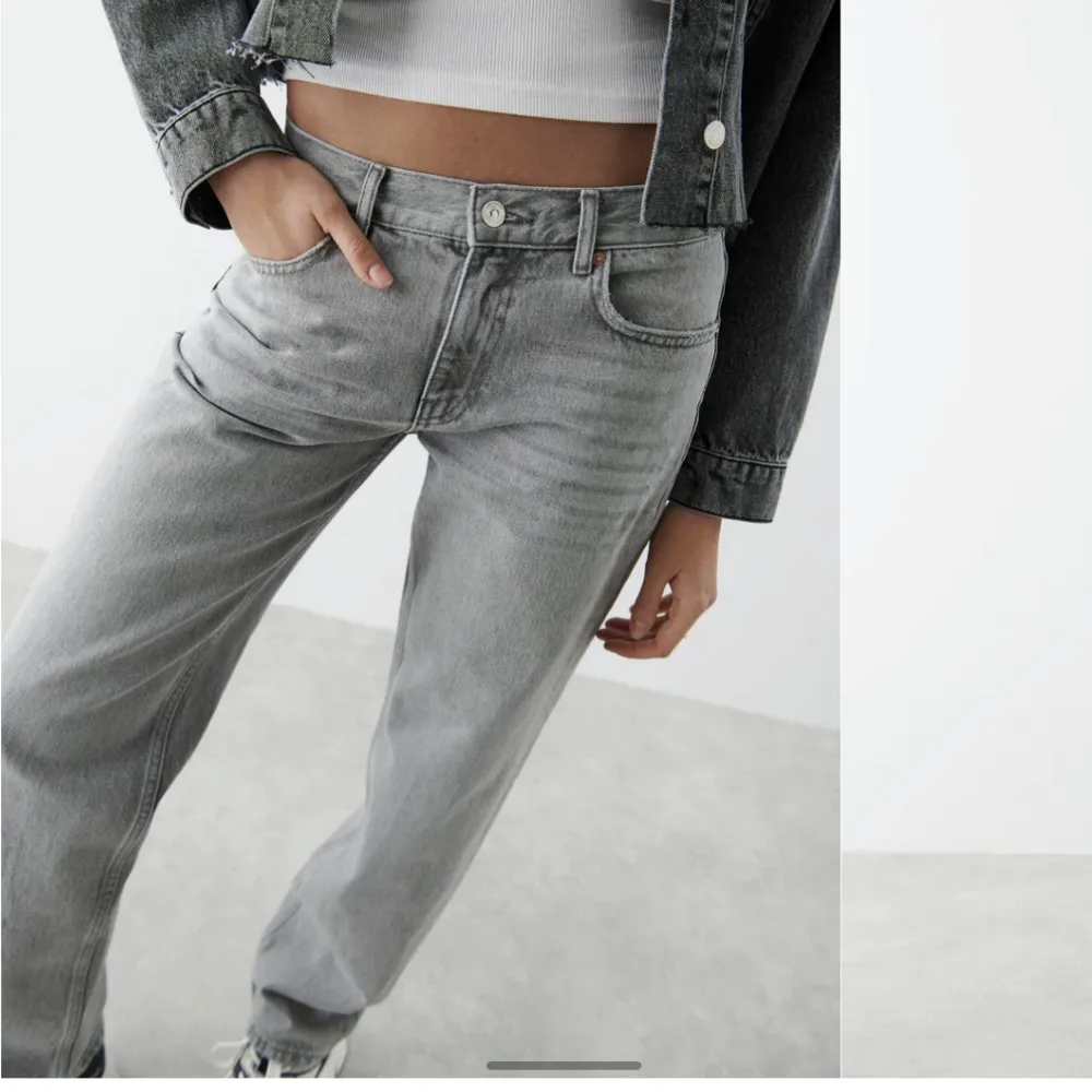 Säljer ett par lågmidjade jeans från Gina Tricot nypris 499kr. Jätte snygga men kommer tyvärr inte till användning. Storlek 36, passar mig som är 175. Jeans & Byxor.