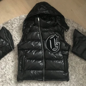 corvidae - tjo säljer nu min corvidae jacka/väst. riktigt fet speciellt som väst så missa inte denna! skicket e riktigt bra o den e perfekt nu för våren. kom privat innan ni använder köp nu knappen. priset går att diskutera vid snabb affär så jalla köp