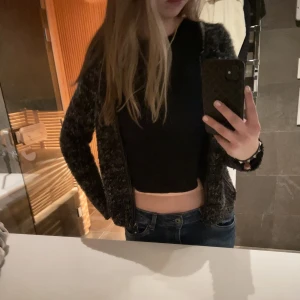 Superfin kofta till superpris!! ❤️‍🔥 - Säljer denna jättefina kofta som jag aldrig använt då den är lite förliten på mig.. Köpt på Sellpy och i bra skick. Säljer för 95 kr + frakt!! 💕💓 