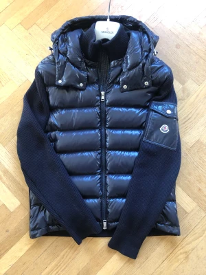 Moncler cardigan  - Säljer nu min Moncler tricot cardigan  Jackan är i mycket fint skick och  sparsamt använd.   Storlek men sitter mindre, passar M  Tags från butik finns kvar, men ej kvitto 