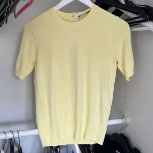 Gul topp - Gul topp ifrån zara, använd några gånger men i bra skick ❣️