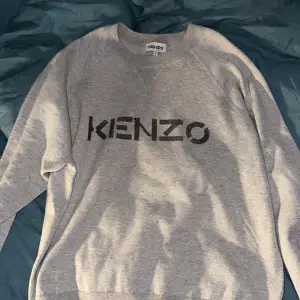 Jag säljer nu min stickade krämfärgade Kenzo tröja. Butikspris för denna ligger på 4000kr och den var köpt i Stockholm på Thernlunds, dess passform är lite mer oversized än vad en vanlig small är. Den är använd maximum 3 gånger. Pris kan diskuteras.