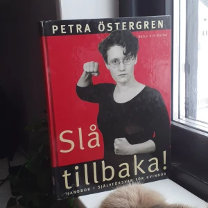 Bok - Natur och Kultur - Slå tillbaka av Petra Östergren, Handbok i självförsvar för kvinnor ♡ Köparen står för frakt