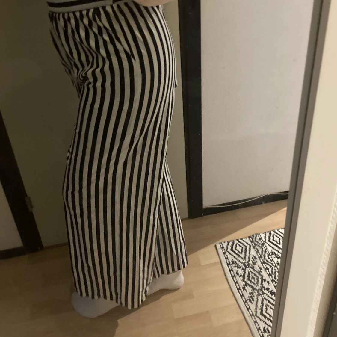 Randiga utsvängda byxor