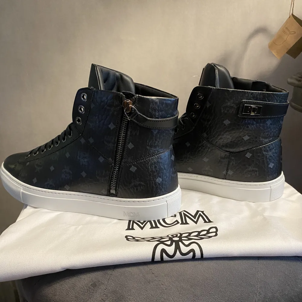 Säljer nu mina helt oanvända Mcm high top sneakers då de inte passade.  Skicket är 10/10 då jag enbart har testat dem inomhus, nypris 4500 Storlek Uk 9  Och köparen står för frakt . Skor.