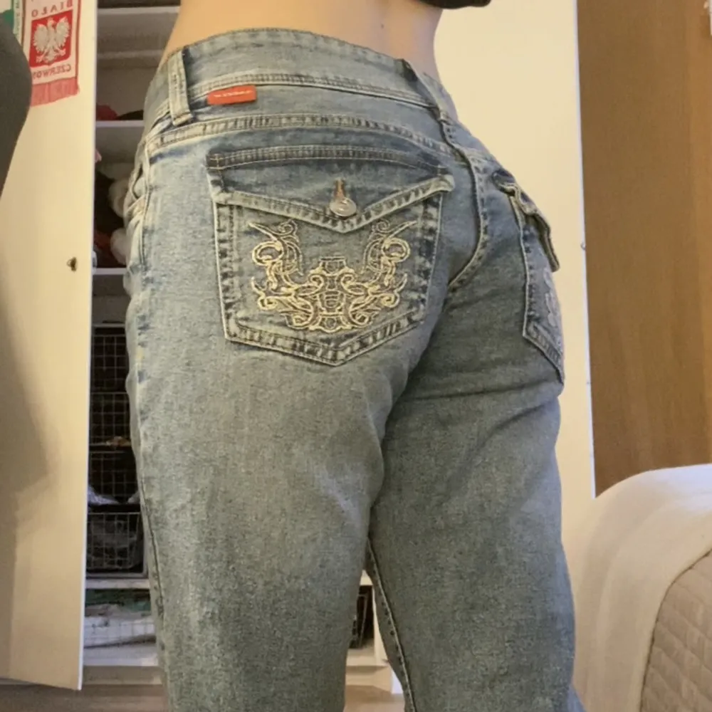 säljer dessa populära hm jeans eftersom de är lite för stora på mig som ni kan se på bilderna. Har däremot även sytt upp de någon cm och jag är 157, men de är fortfarande lite långa så de skulle även passa någon runt 160. Hör av er för fler bilder!. Jeans & Byxor.