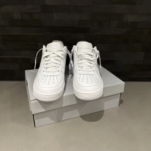 Nike air force one - Ett par Nike air force one. I storlek 43. De är helt oanvända bara stått på en hylla. Jag kommer sälja dessa för 1300. Kartong finns tyvärr inte kvitto. Skriv privat för mer bilder. Frakt ingår ej