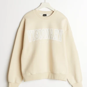 Sweatshirt - Bilden är från affären jag köpte den från. Säljer tjocktröjan som jag köpte för 250kr nu för att jag köpte fel storlek och de är inte min stil av kläder men den är Jättefin, inga skador och oanvänd. Insida är mjuk och utsidan ocksà. Och från Gina tricot 