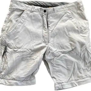 Gråa/beiga baggy byxor från Everest bra skick knappt använda, går att göra till shorts, asssss coola!! Tyvärr lite för långa för mig som är 164, pris kan diskuteras 