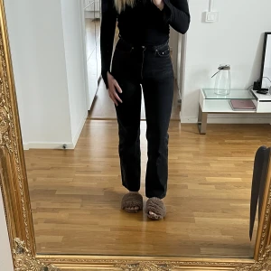 Weekday jeans  - Weekday jeans i modellen rowe i supersnygg urtvättad svart färg, är tyvärr lite korta för mig därför säljer jag 