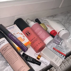 Smink - Säljer en massa beauty produkter som jag fick hem😍 Mascara, skincare, nagellack och hårvård och mycket mer. Fick dessa gratis av Lyko.😍 Vill du köpa en vara istället för hela går det bra. Värd 2239kr men säljer för 458kr men pris kan diskuteras😍😍❤️ 