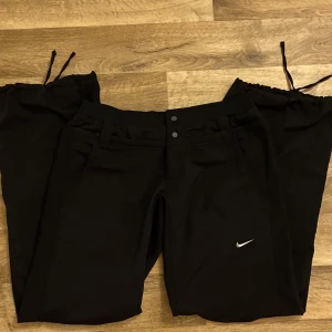 Nike cargo - ❗️FÖRST TILL KVARN❗️Säljer dessa nike byxor, dom är lite cargo/fallskärms liknande men i ett mer soft material! midjemått rakt över 40cm innerbenslängd 85cm, passar mig som brukar ha 36/38💗