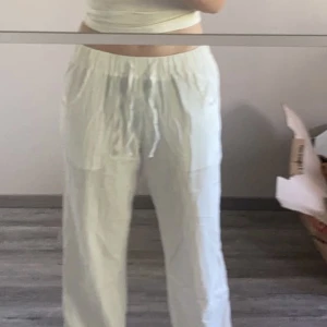 Linnebyxor - Vita linnebyxor⭐️ inte så genomskinliga (har svarta underkläder på bilden). 💓 storlek S😍