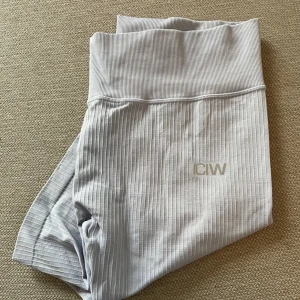 Bikershorts - Bikershorts från STRONGER i modellen ”Ribbed Define Seamless Biker Shorts”. Endast provade så helt nya! Svårt att få fram färgen på bild, men de är mot babyblå / ljusblåa hållet. Nypris 549kr. Köparen står för frakten. Hör av dig vid frågor🤩