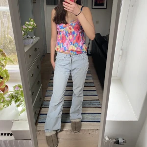 Byxor - Säljer mina as snygga ljusblå manchesterbyxor perfekt till sommaren! 