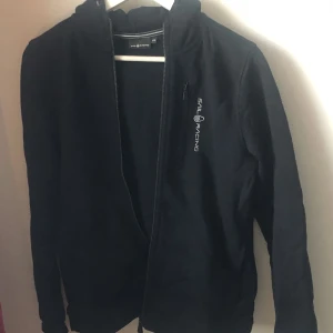 Sail racing kofta - Sail racing kofta i storlek 170. Skicket är riktigt bra då den knappt är använd. Om intresse eller fundering finns så är det bara att skriva till mig. Pris kan även diskuteras!