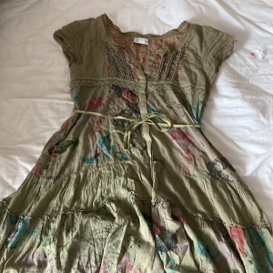 Hippie klänning  - En grön hippie klänning med blommor