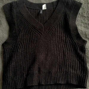 Väst - ⚡️Väst från H&M ⚡️Använd men i fint skick ⚡️Passar till mycket, både vardagligt men även vid finare tillfällen  ⚡️ Säljs då jag har för mycket kläder. ⚡️Tvättas och rollas vid köp.