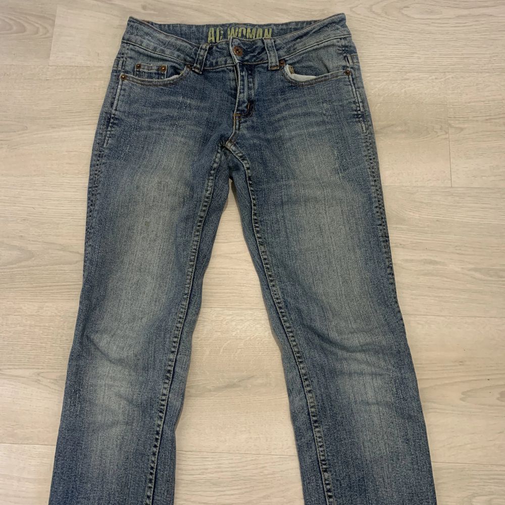Lågmidjade blåa raka jeans! Midjemått: 38cm rakt över Innerbensmått: 80cm . Jeans & Byxor.