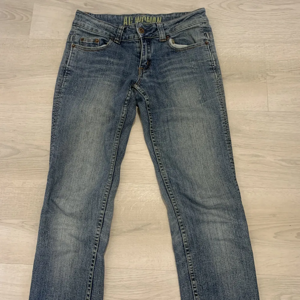 Lågmidjade blåa raka jeans!  Midjemått: 38cm rakt över Innerbensmått: 80cm . Jeans & Byxor.